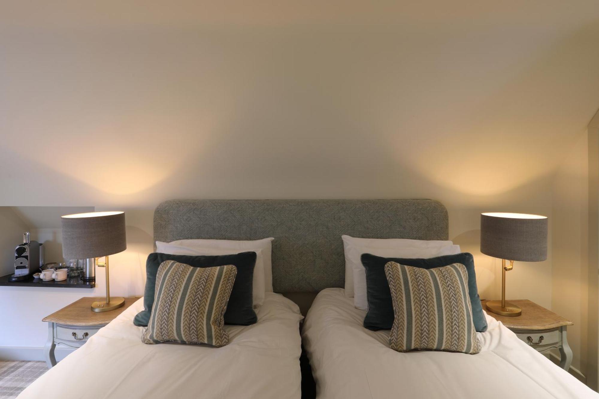 The Harcourt Arms Hotel Stanton Harcourt Kamer foto A bedroom at the hotel