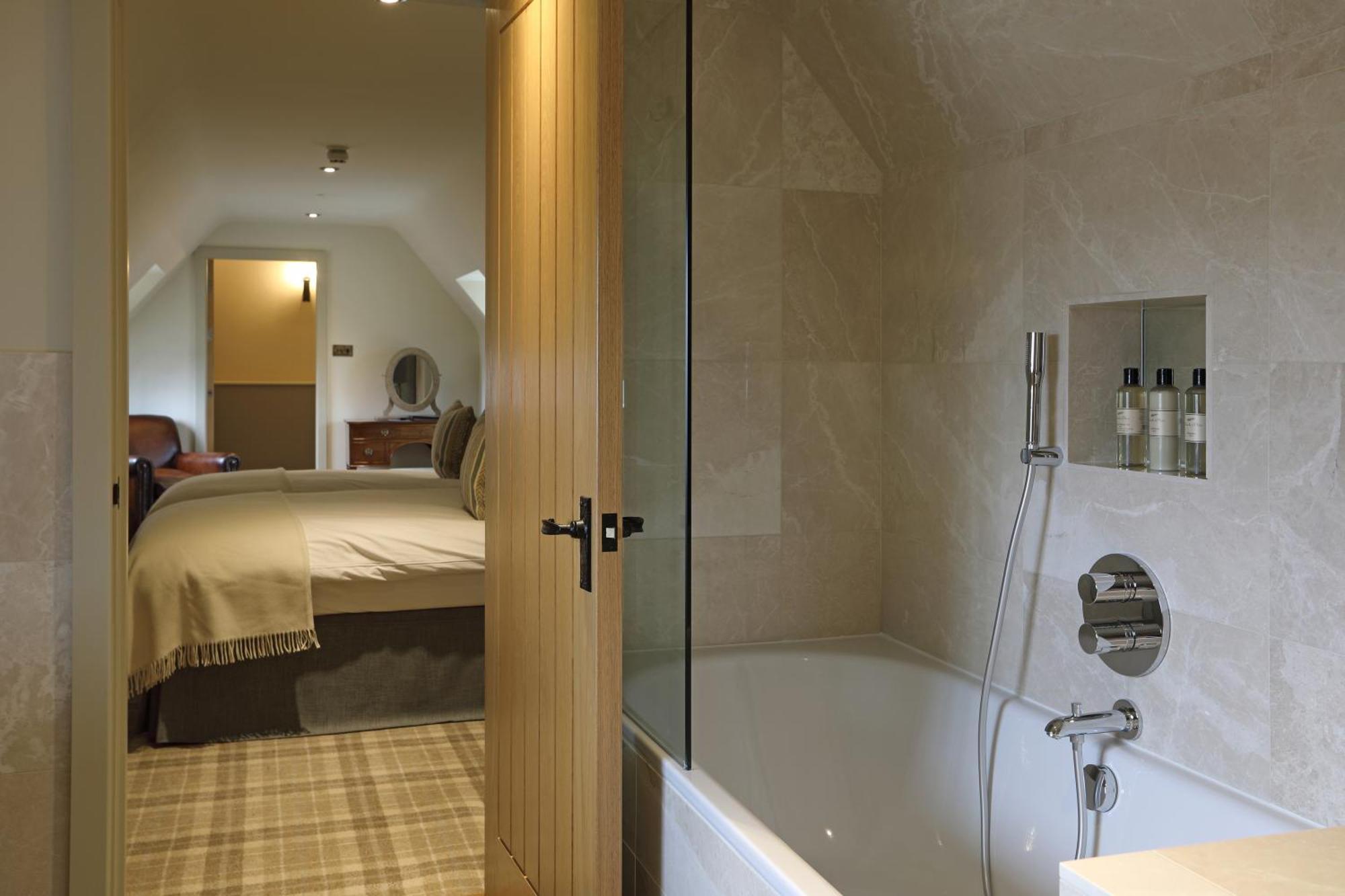 The Harcourt Arms Hotel Stanton Harcourt Kamer foto A bathroom in a hotel