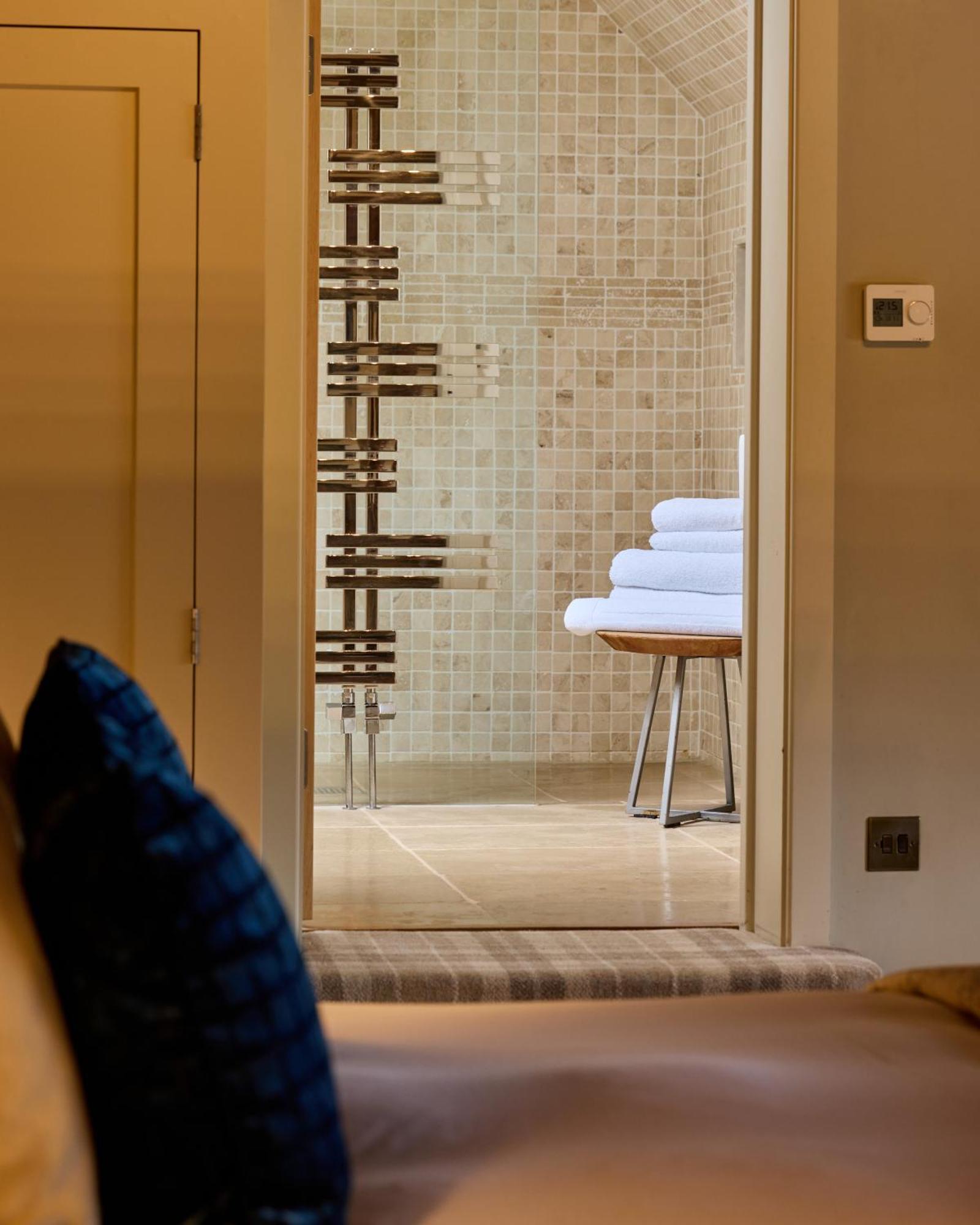 The Harcourt Arms Hotel Stanton Harcourt Buitenkant foto A wet room at The River Lee Hotel, Hertfordshire, England