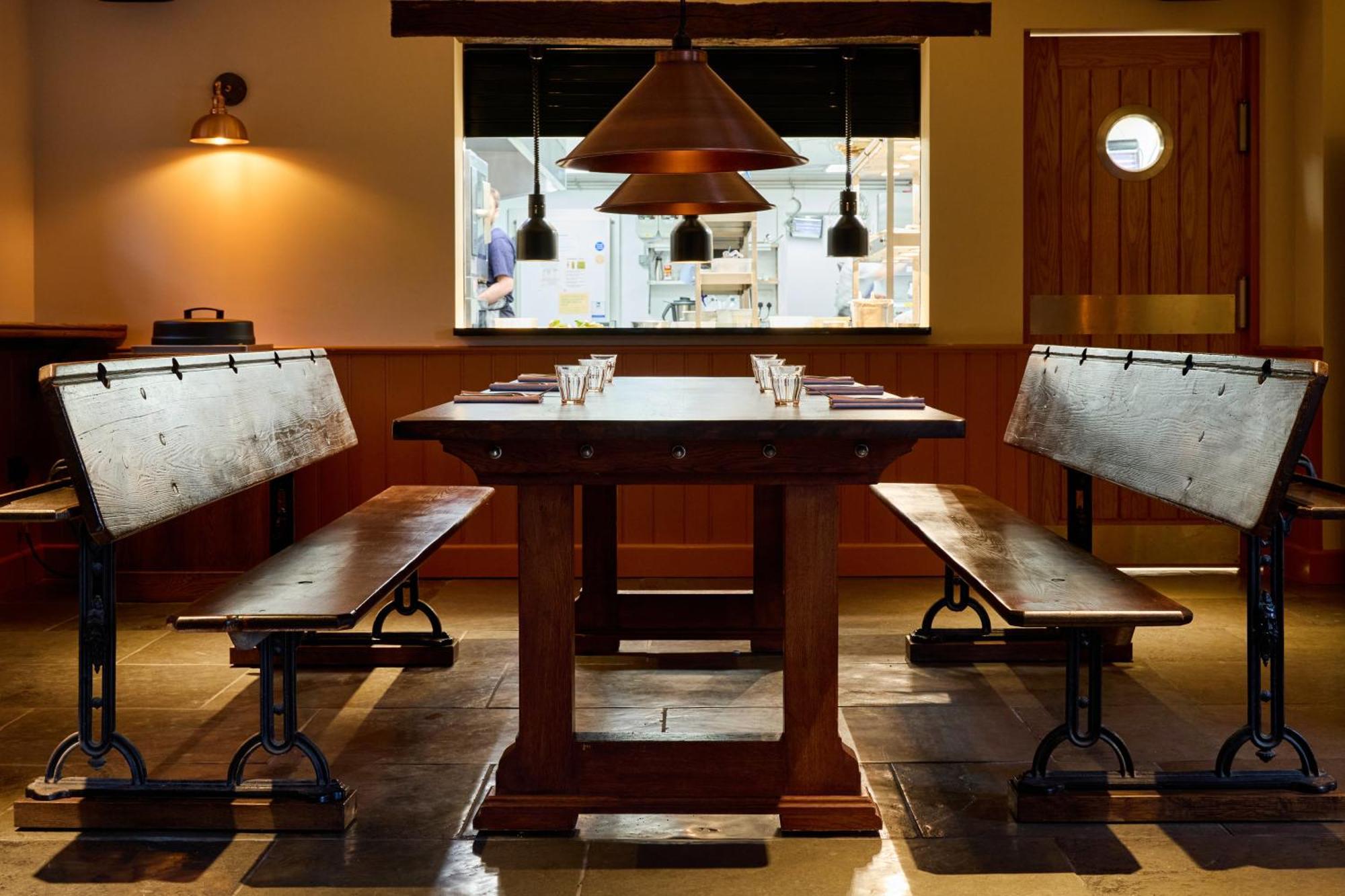 The Harcourt Arms Hotel Stanton Harcourt Buitenkant foto Interior of the restaurant