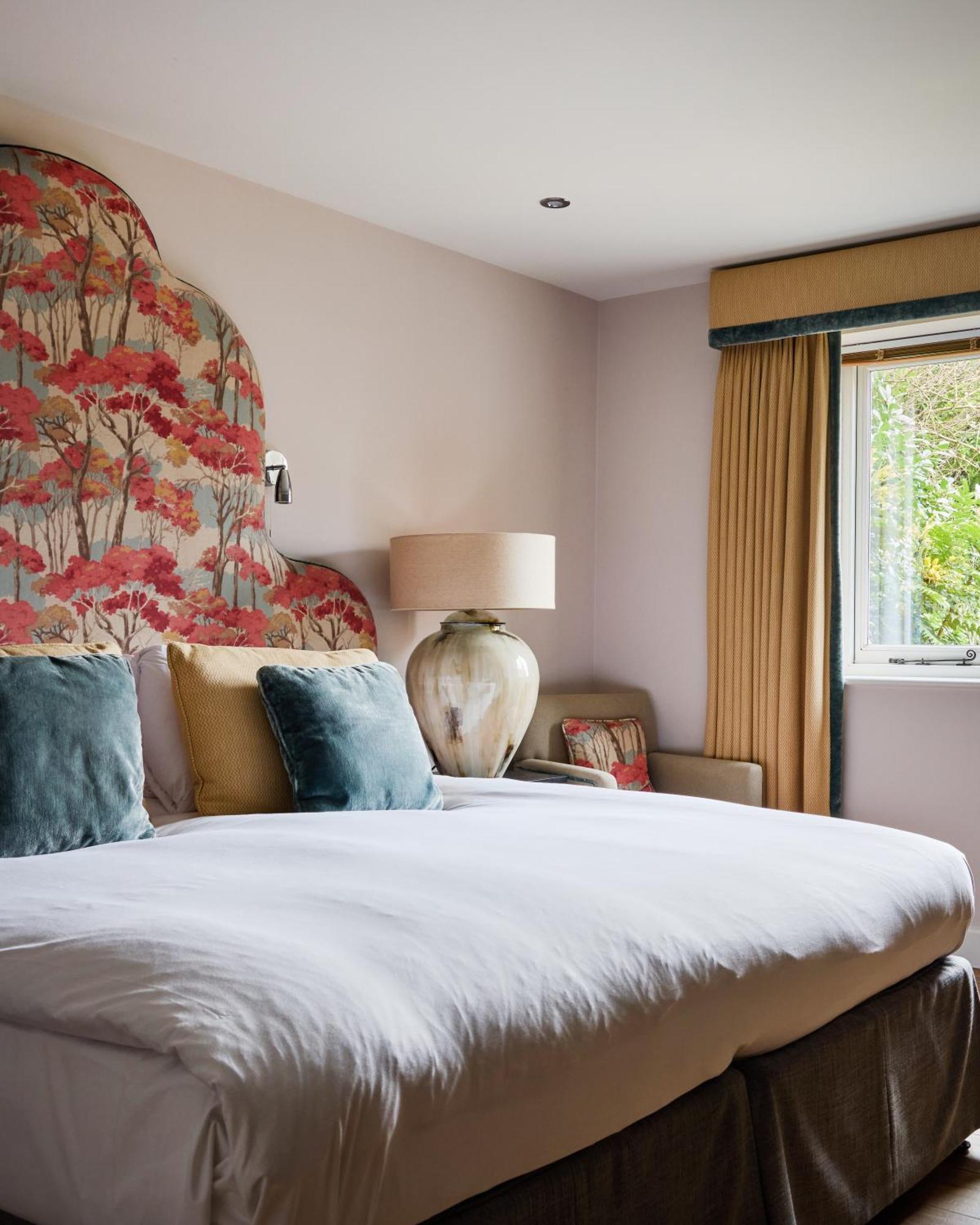 The Harcourt Arms Hotel Stanton Harcourt Kamer foto A bedroom at The Old parsonage