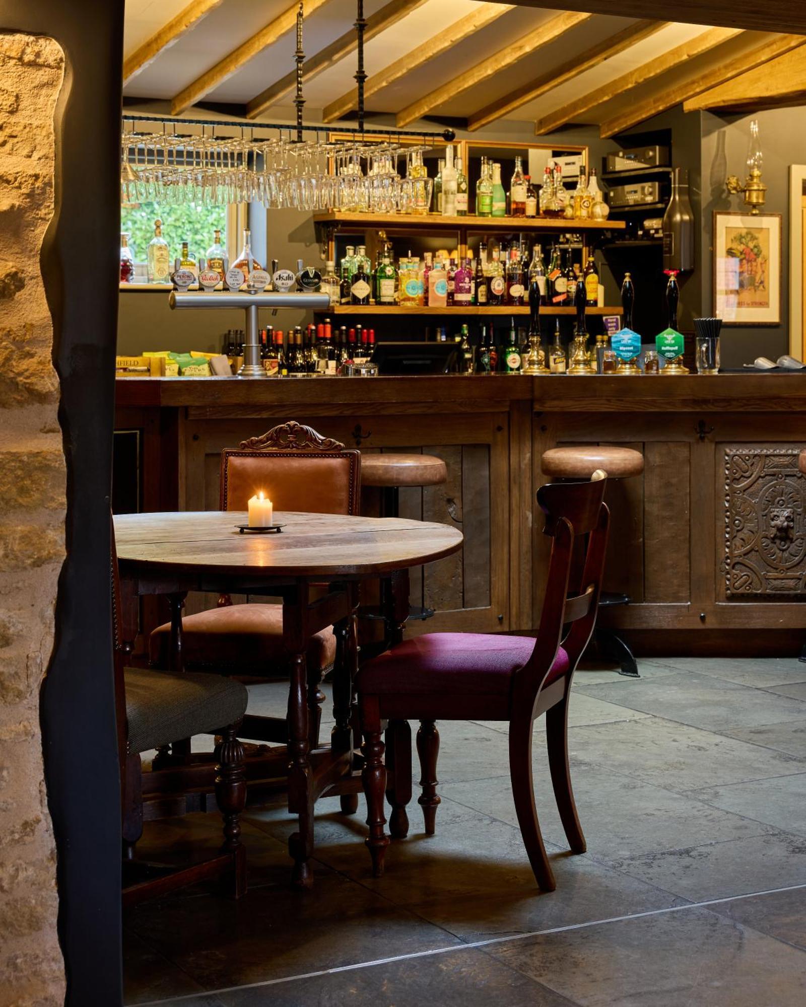 The Harcourt Arms Hotel Stanton Harcourt Buitenkant foto The bar at the Old Inn