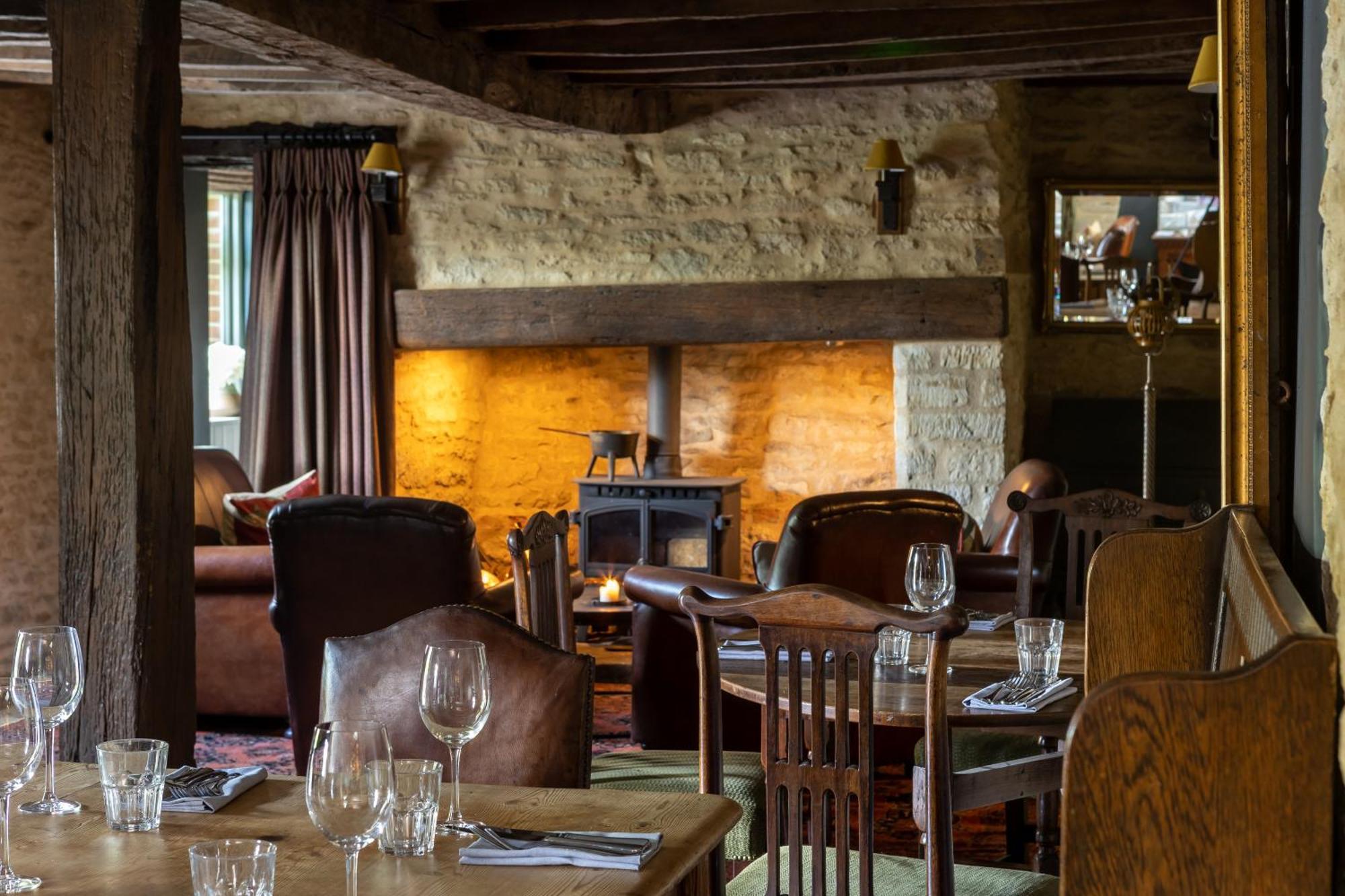 The Harcourt Arms Hotel Stanton Harcourt Buitenkant foto The interior of the restaurant