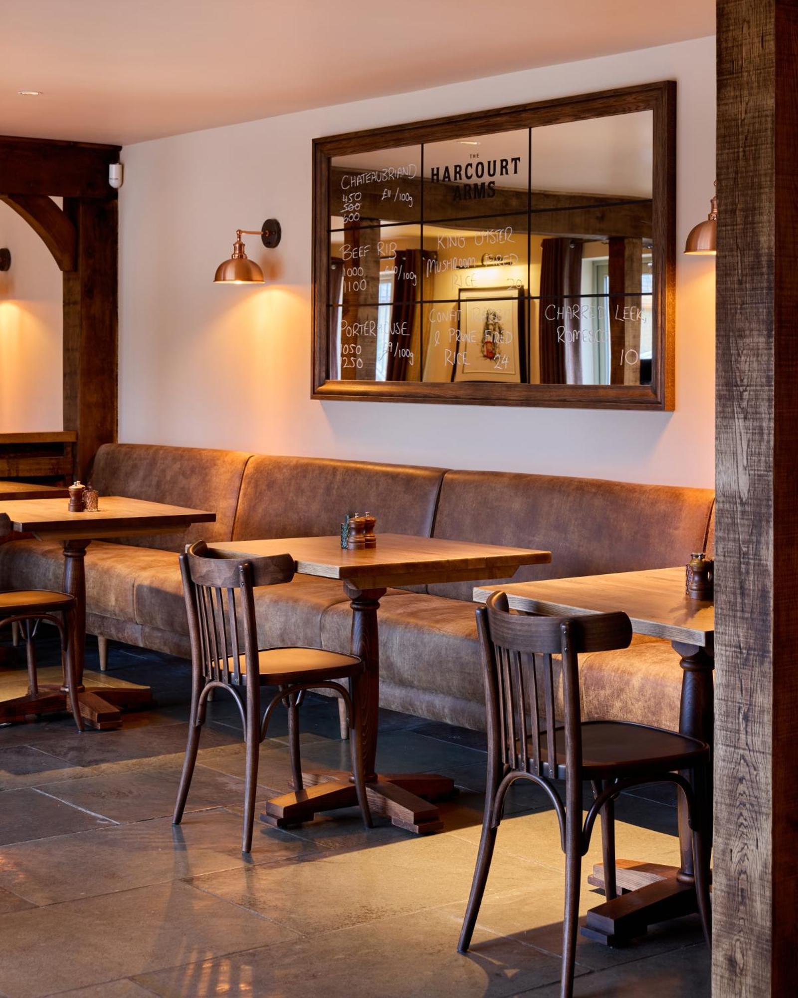 The Harcourt Arms Hotel Stanton Harcourt Buitenkant foto The interior of the restaurant