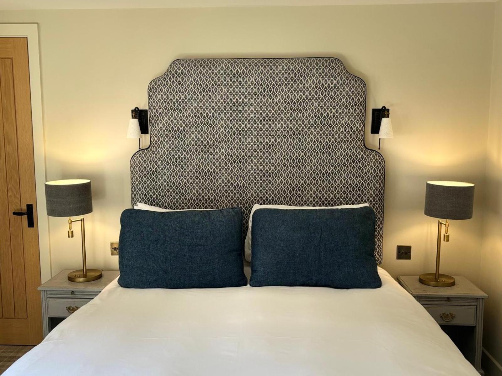 The Harcourt Arms Hotel Stanton Harcourt Buitenkant foto A bedroom at The Old Vicarage