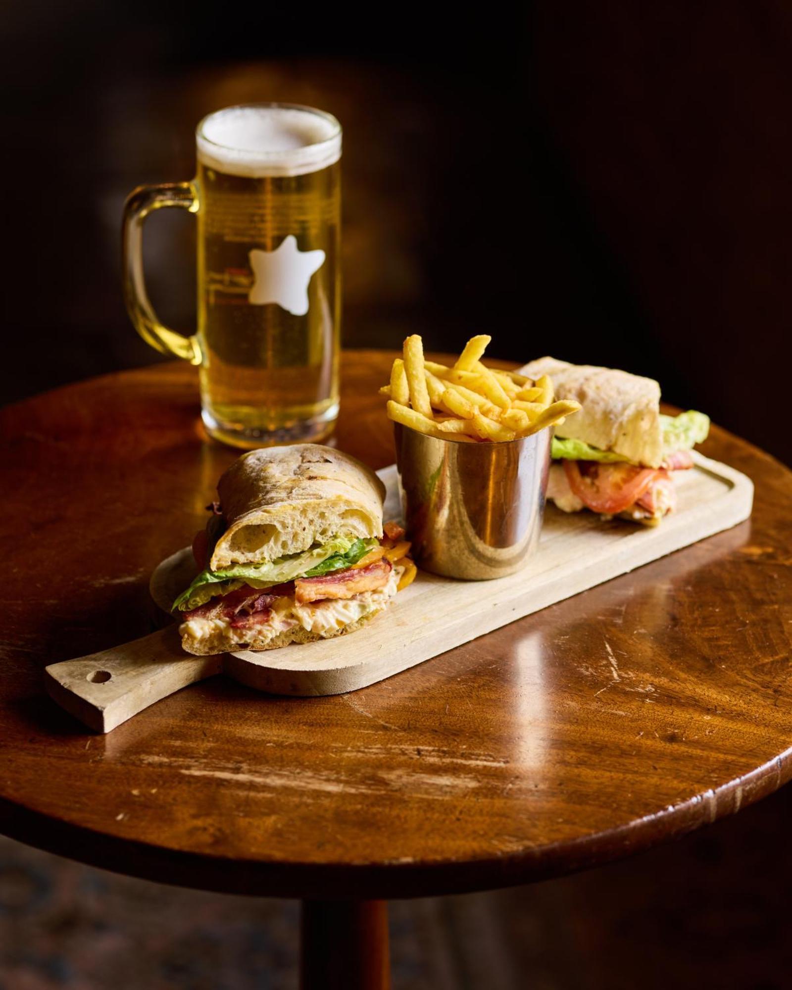 The Harcourt Arms Hotel Stanton Harcourt Buitenkant foto A club sandwich with chips