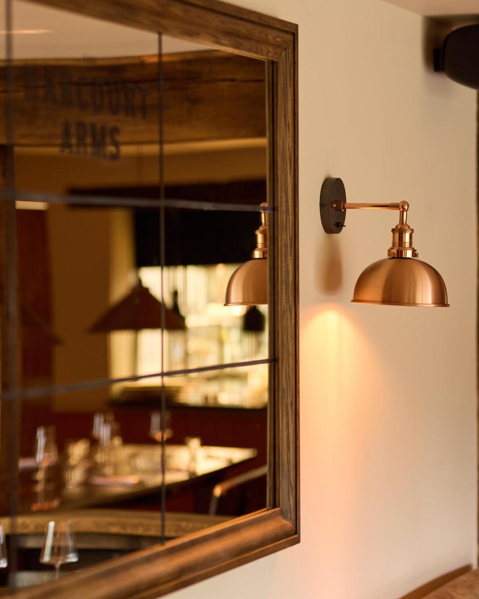 The Harcourt Arms Hotel Stanton Harcourt Buitenkant foto A wall light