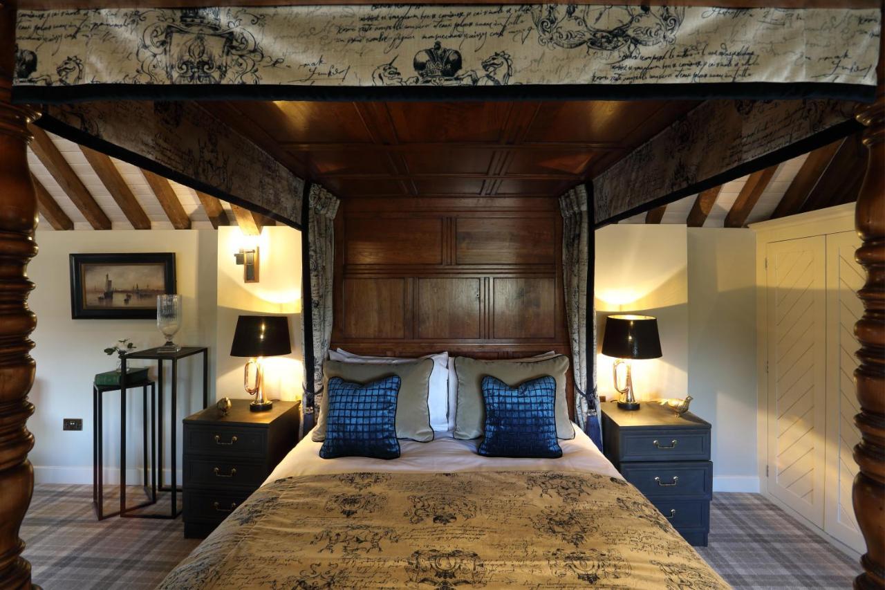 The Harcourt Arms Hotel Stanton Harcourt Buitenkant foto The four-poster bed in the Old Inn